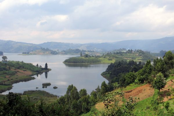 1440px-Lake_Bunyonyi_(8146148093)